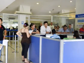 Pessoas na fila do INSS