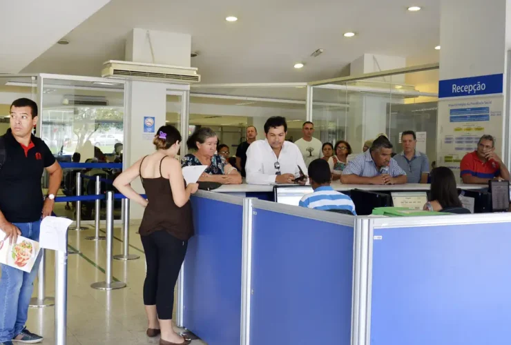 Pessoas na fila do INSS