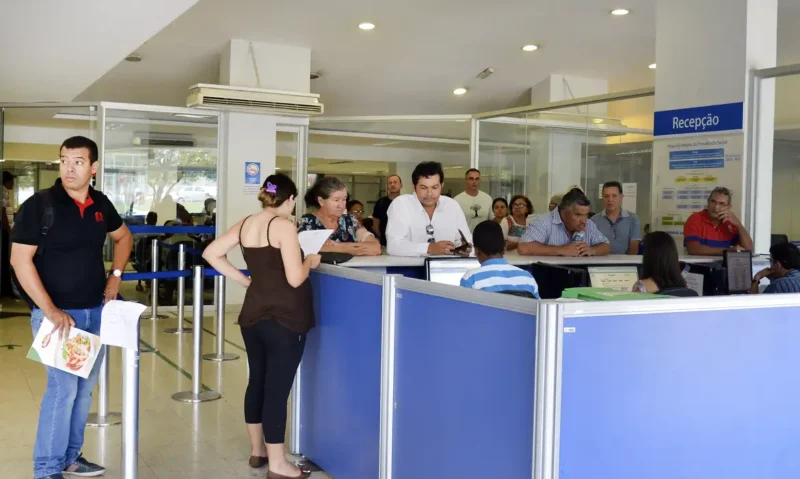 Pessoas na fila do INSS