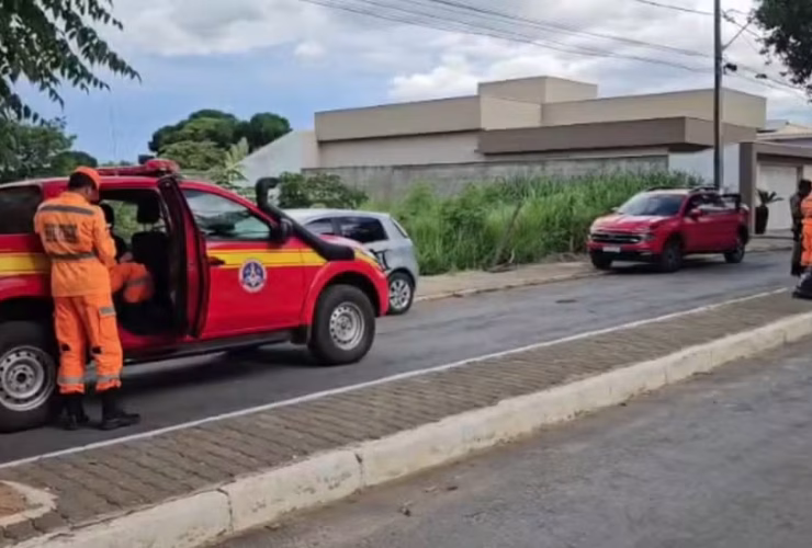 Corpo de bombeiros de Pirapora no local do acidente.