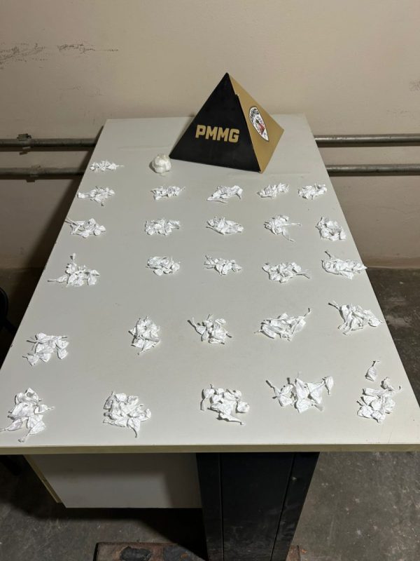 Papelotes de cocaína apreendidos pela PM.