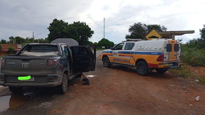 Caminhonete apreendida na operação policial em Francisco Sá.