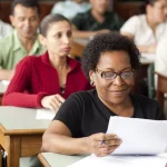 Mulher adulta em sala de aula