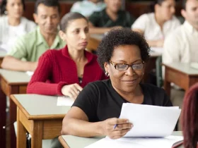 Mulher adulta em sala de aula