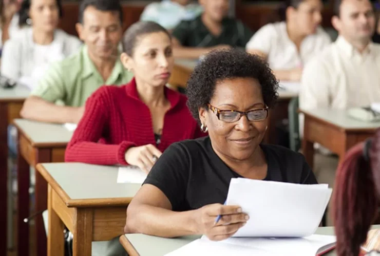 Mulher adulta em sala de aula