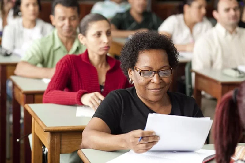Mulher adulta em sala de aula
